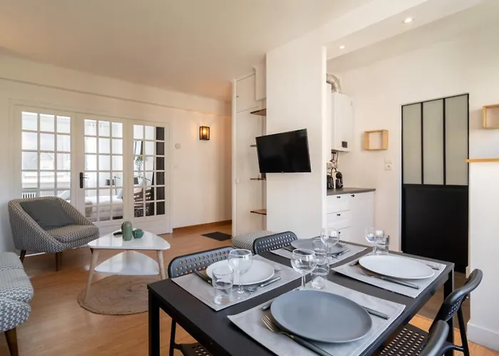 Апартаменты Vieux Bright Fully-equipped Apartment!
